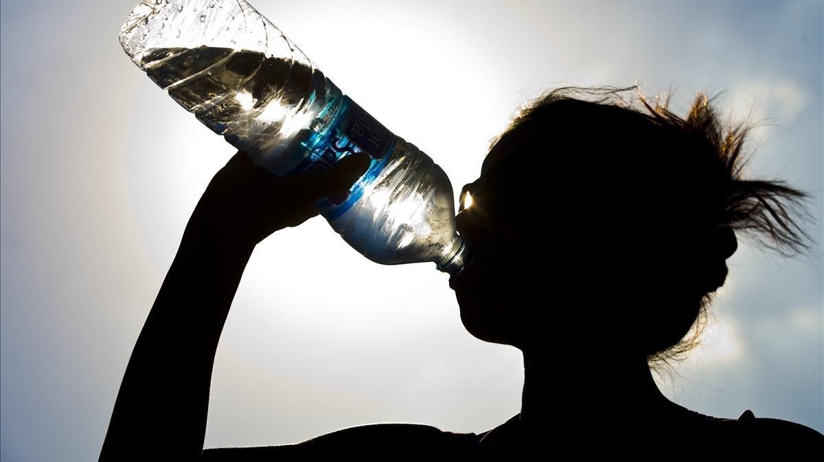 Para obtener un resultado negativo en las pruebas de drogas, se requiere un máximo de 50ng de THC-COOH por ml de orina. Beber grandes cantidades de agua unos minutos antes de llenar el recipiente de orina puede ser útil para diluir la muestra y reducir las concentraciones de metabolitos por debajo del umbral