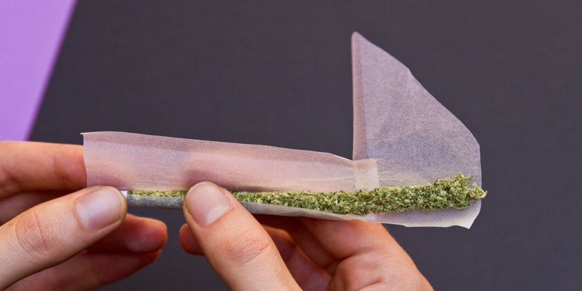 There are a number of techniques by which it is possible to roll a joint in a relatively simple manner: the flag technique is undoubtedly one of the best known, although it requires practice and some familiarity