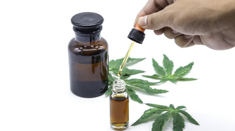 L'huile de CBD peut être prise principalement par application sublinguale ou alternativement par vaporisation à l'aide d'un vaporisateur électronique.
