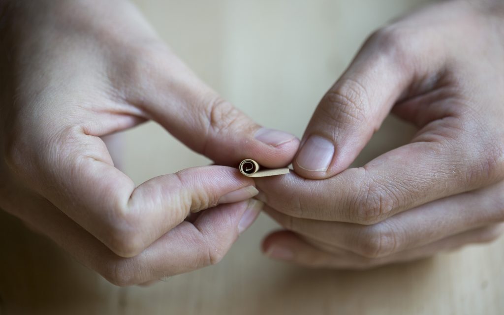 Then you need to prepare the filter: in this case you can use pre-packaged filters available in tobacconists' or alternatively shaped by hand using a small piece of cardboard such as the one that commonly makes up the wrapping of maps or even a simple bus ticket or any other public transport.