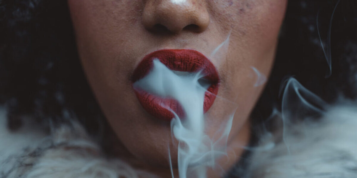 elfbar nachfüll pod läuft aus Jeune homme avec beaucoup de cigarettes dans sa bouche Photo Stock main image 1
