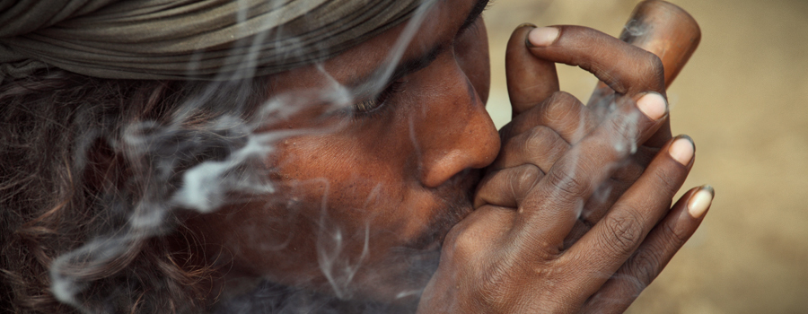 Traditionnellement, le charas est fumé à l'aide d'un chillum, une pipe spéciale faite de bois, d'argile ou de matériaux tels que des cornes de vache.