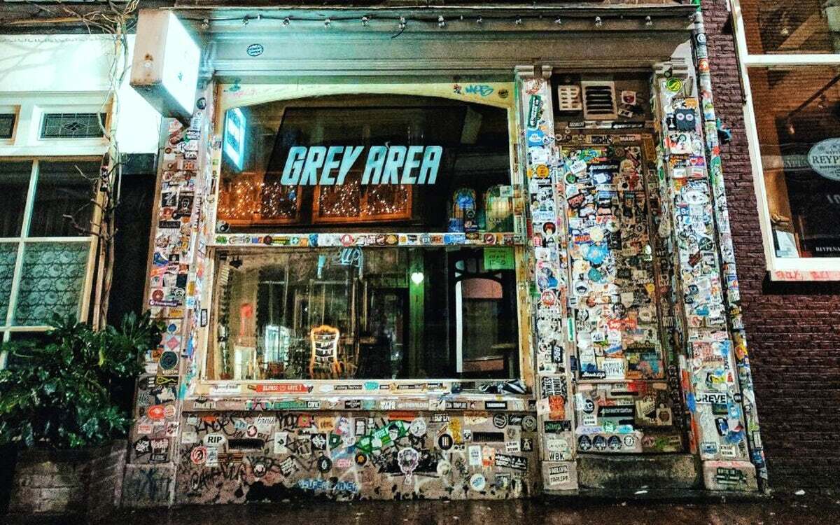 Particulièrement apprécié des célébrités, ce coffeeshop Grey Area jouit d'une popularité durable. C'est bien mérité, compte tenu du large éventail de variétés de cannabis et de l'ambiance agréable. La seule note négative est que c'est un très petit café.