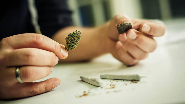El más común se caracteriza por el porro o caña, donde el material vegetal se combina con el tabaco y luego se fuma exactamente como si fuera un cigarrillo.