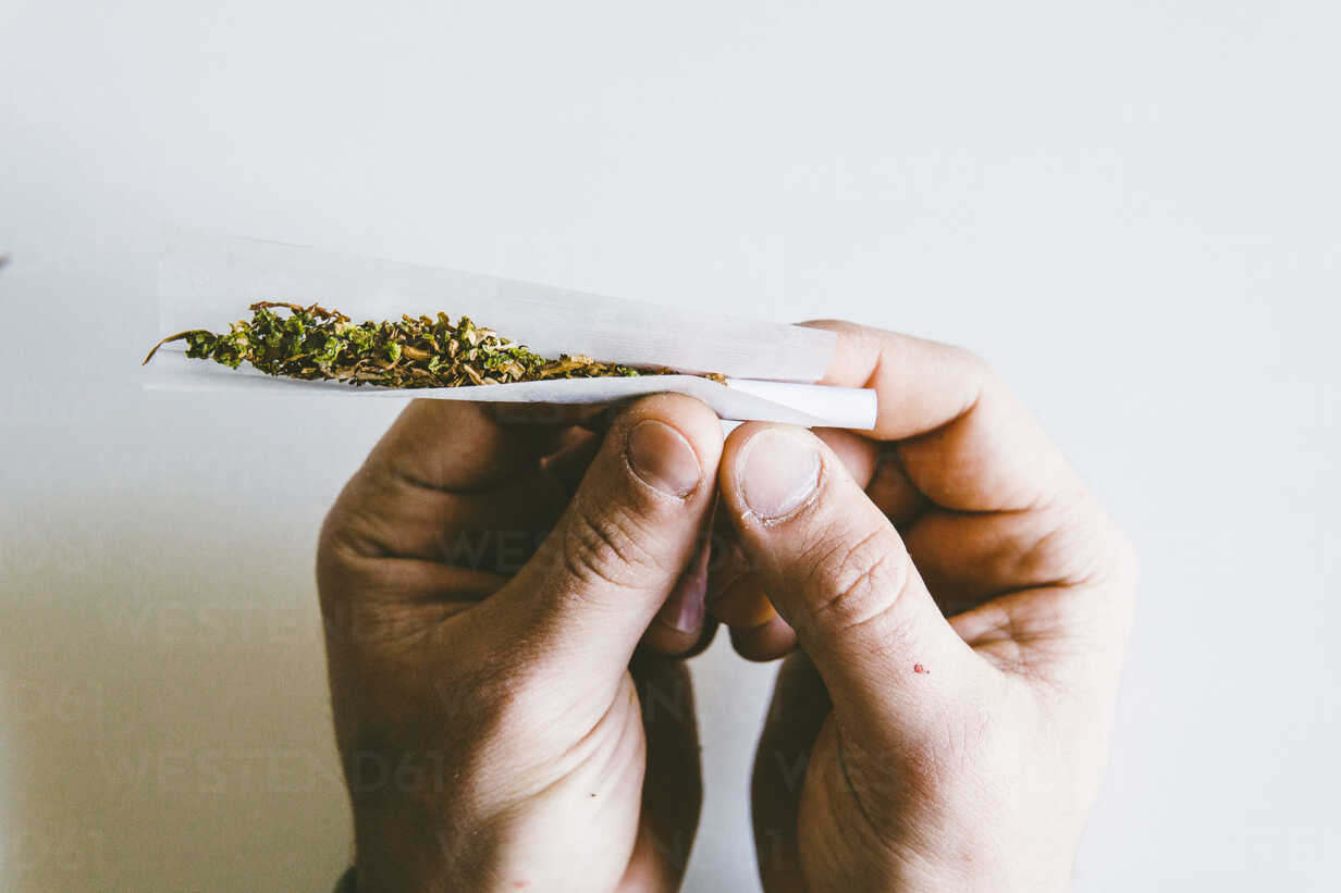 Rolling a joint is a relatively simple operation, but it is practice and perseverance that make all the difference and help you become particularly familiar with the necessary gestures.